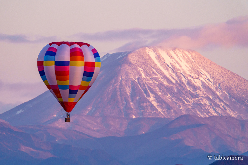渡良瀬遊水地 バルーンフェスタ　雪山の男体山と気球