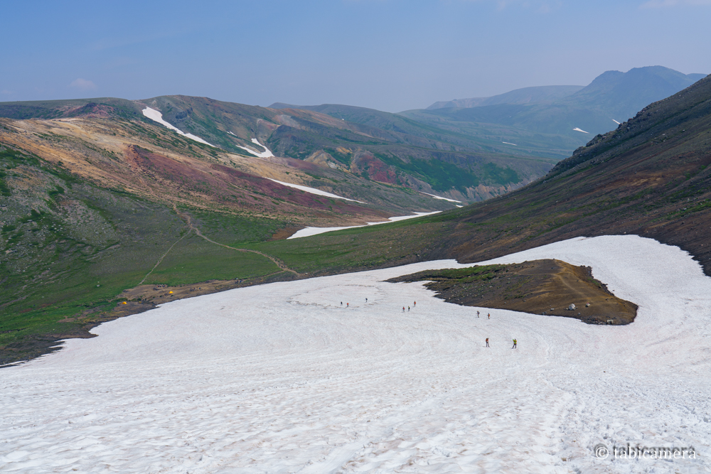 旭岳山頂から周回ルートへ　雪渓