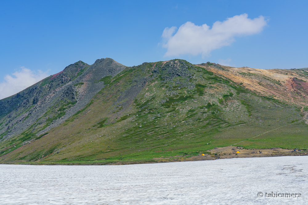 大雪山旭岳のテント場と雪渓
