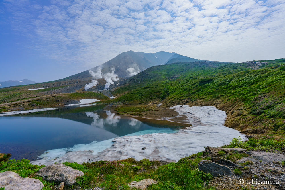7月の旭岳 残雪残る姿見の池 カムイミンタラ