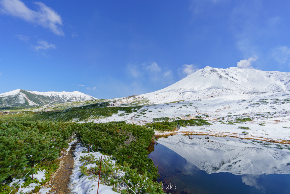 旭岳カムイミンタラ　雪と鏡池