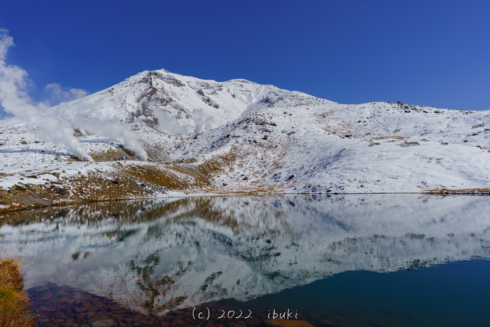 初冬の雪の旭岳と姿見の池のリフレクション