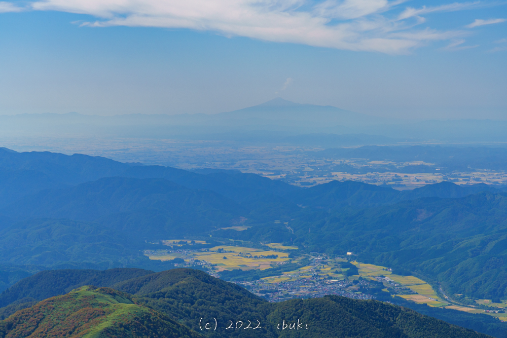 紅葉シーズンの秋田駒ケ岳登山　男岳からの鳥海山