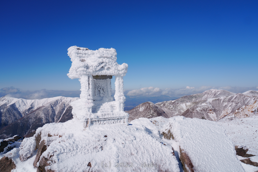 那須岳　茶臼岳山頂の冬の祠