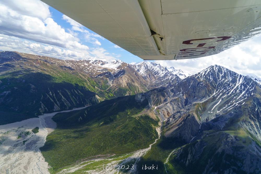 クルアニ国立公園の氷河　飛行機からの景色