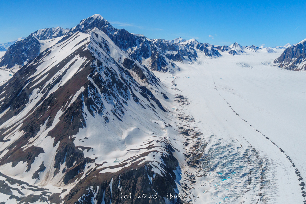 クルアニ国立公園の氷河　飛行機からの景色