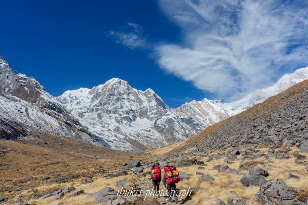ネパールABCトレッキング MBCからABCの間の景色　アンナプルナサウスとポーター