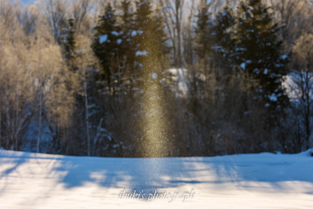 ダイヤモンドダストとサンピラー　北海道の厳冬期の風景