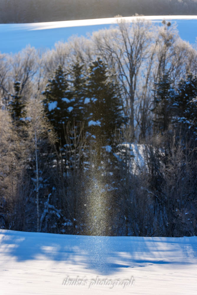 ダイヤモンドダストとサンピラー　北海道の厳冬期の風景